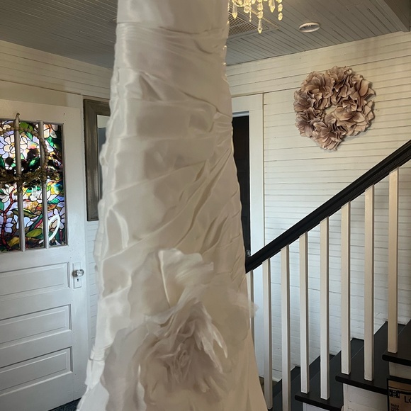 Elegant White Gown with Floral Detail - Picture 1 of 13